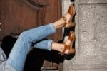 LÄRKA Holz Clogs Sandale mit Absatz cognac – Bild 3