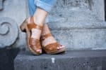 LÄRKA Holz Clogs Sandale mit Absatz cognac – Bild 2