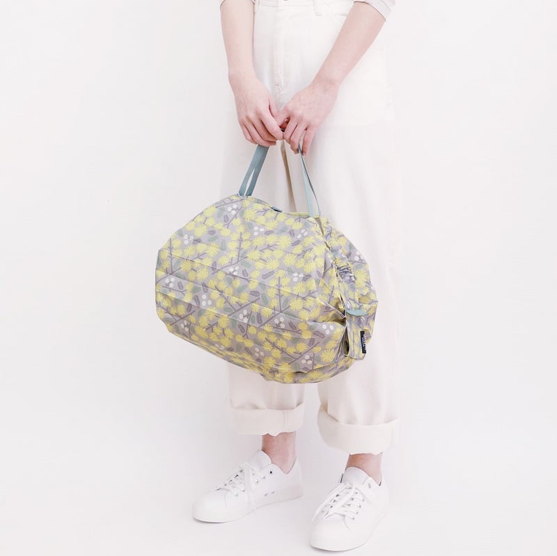 shupatto-compact-bag-m-chamomile-hana-model-detail Shupatto Shopper Einkaufstasche M „Mimosa Hana“ – Faltbare Japan Eco Bag – Bild 1