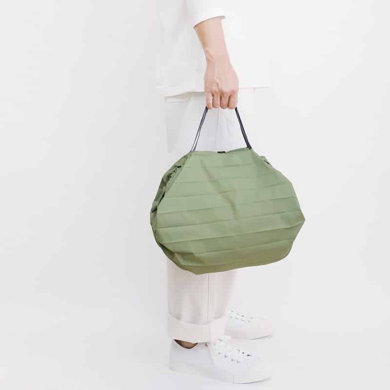 shupatto-compact-bag-m-forest-mori-model-detail Shupatto Shopper Einkaufstasche M „Forest“ – Faltbare Japan Eco Bag – Bild 1