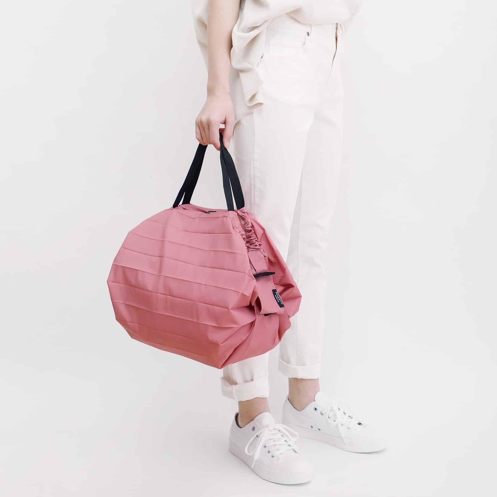 shupatto-compact-bag-m-peach-momo-model-model Shupatto Shopper Einkaufstasche M „Peach Momo“ – Faltbare Japan Eco Bag – Bild 1