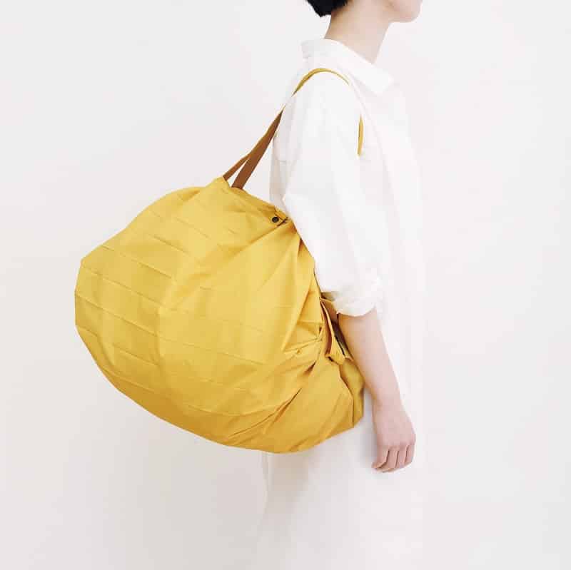 shupatto-compact-foldable-shopping-bag-size-l-mustard-karashi-model Shupatto Shopper Einkaufstasche L „Mustard Karashi“ – Faltbare Japan Eco Bag – Bild 1