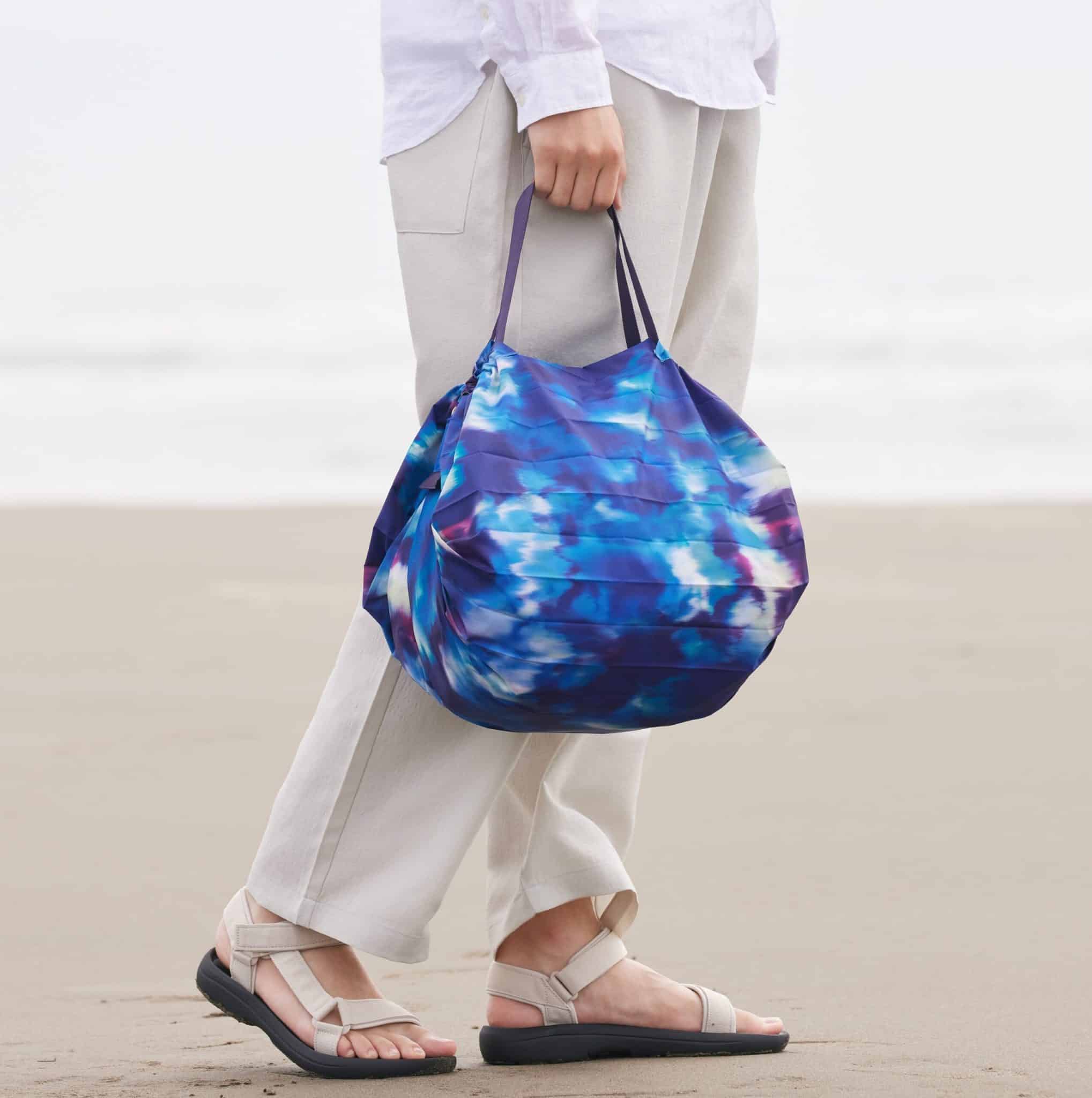 shupatto-recycled-bag-sea-shells-bag-with-model-2-scaled Shupatto Recycled Shopper Tasche M „Sea Shells“ – Nachhaltige Faltbare Eco Bag – Bild 1