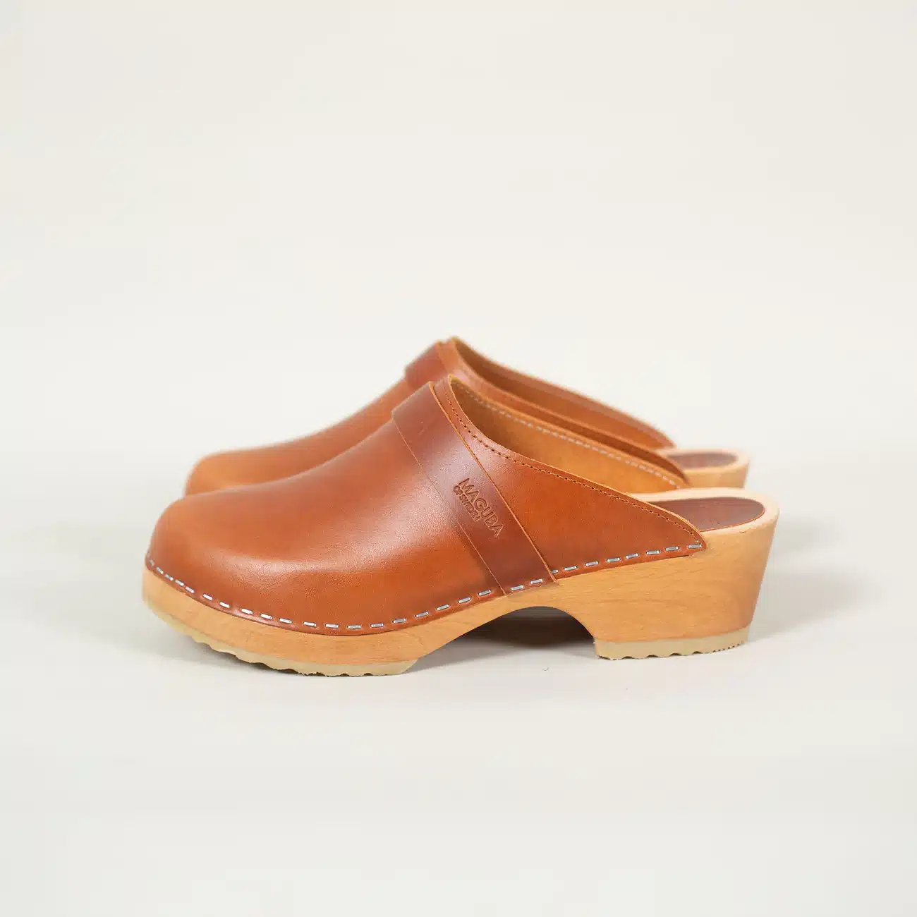 Berkeley-Cognac-side Silvia Clogs Cognac – Damen Holzclogs aus Pull-Up Leder – Bild 1