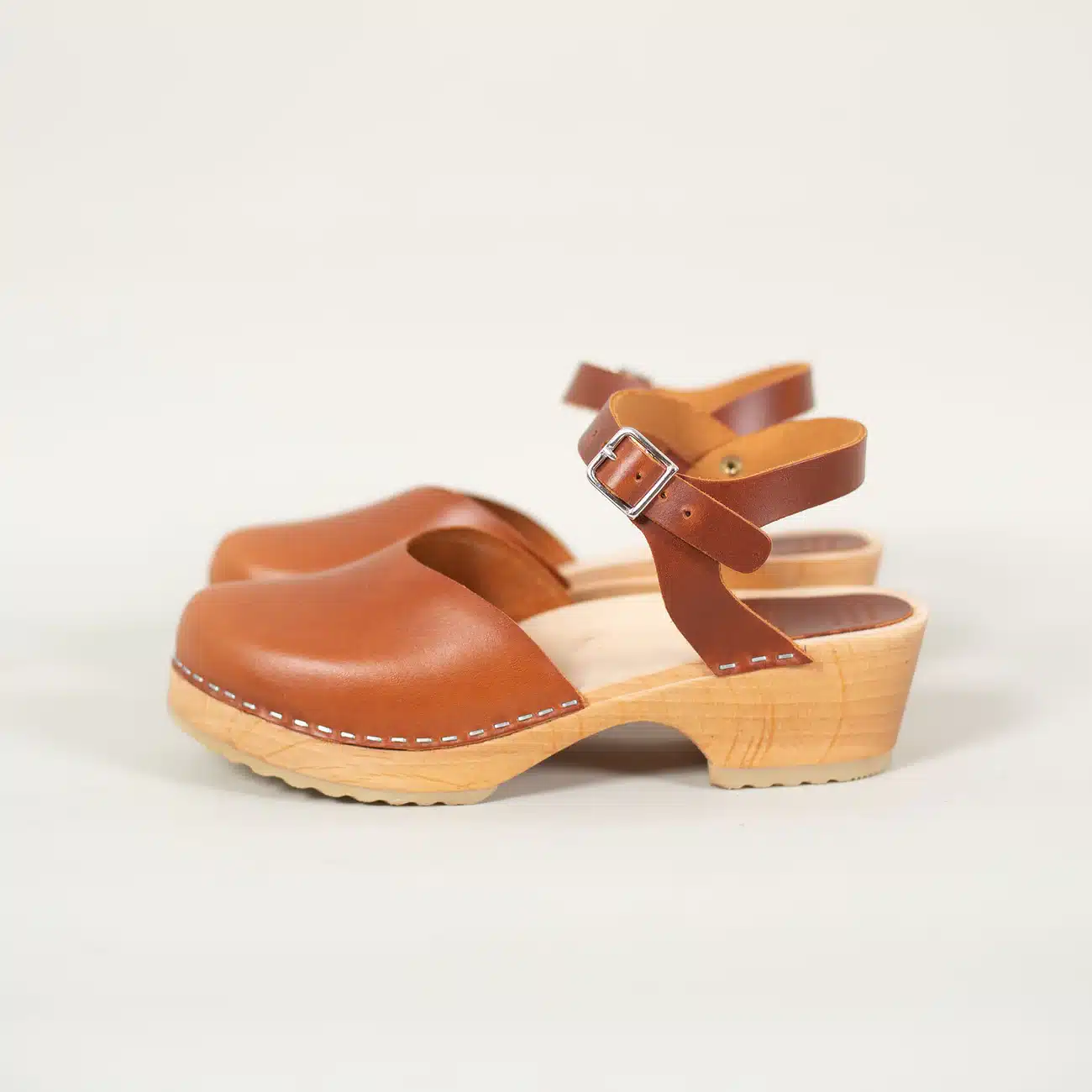 Monterey-Cognac-side Jula Clogs Cognac – Damen Clog Sandalen aus Pull-Up Leder – Bild 1