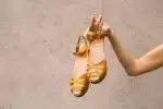 Mango Clog Sandalen Amber – Damen Holzclogs aus pflanzlich gegerbtem Leder – Bild 8