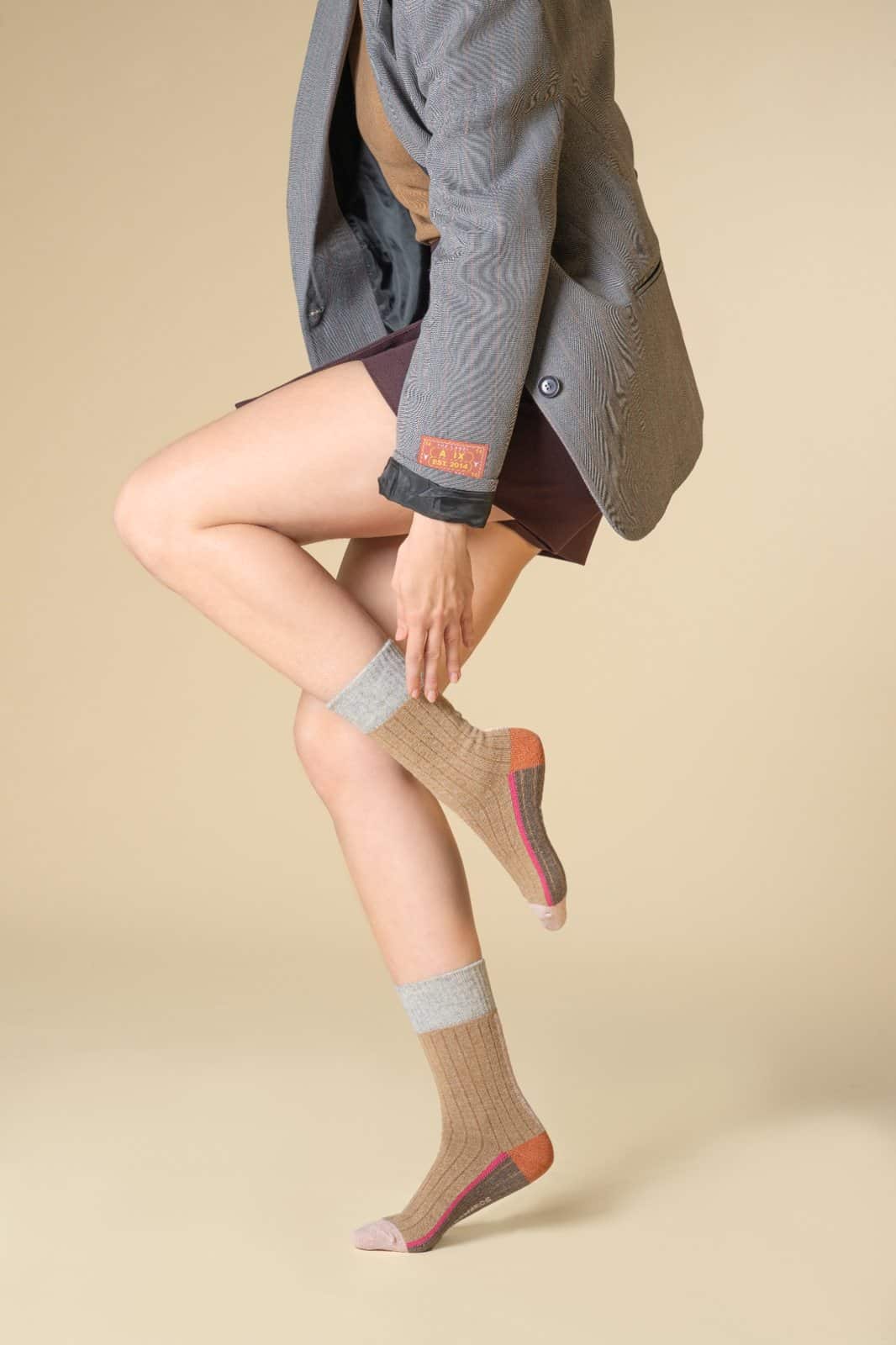 mm-808-HR_web Isabella Damensocken – Trendiges Colourblock-Design mit Recycling-Wolle & Kaschmir – Bild 1