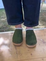 Astrid oliv grünes Wildleader mit Wollfutter - Holz Clogs warm und weich – Bild 3