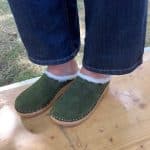 Astrid oliv grünes Wildleader mit Wollfutter - Holz Clogs warm und weich