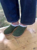 Astrid oliv grünes Wildleader mit Wollfutter - Holz Clogs warm und weich