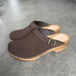 LYCKA Holz Clogs flach mit Riemchen dunkel braun - Velours