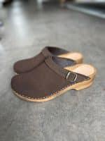 LYCKA Holz Clogs flach mit Riemchen dunkel braun - Velours