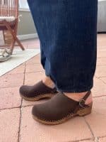 LYCKA Holz Clogs flach mit Riemchen dunkel braun - Velours – Bild 2
